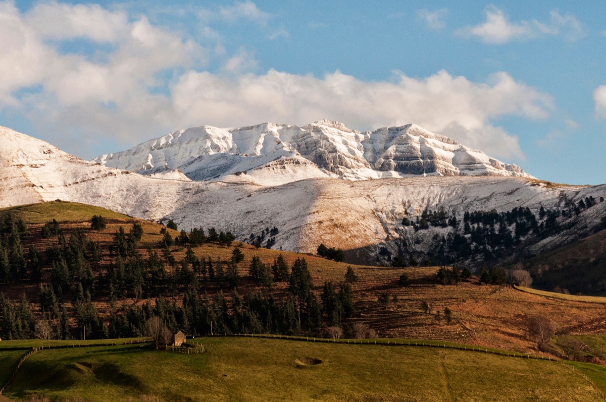 es: cumbre montañosa nevada en España