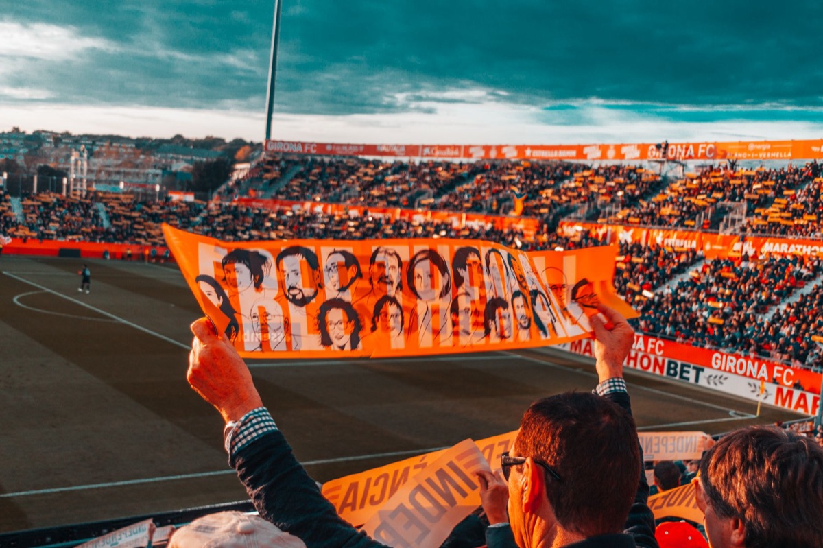 fãs de futebol em estádio