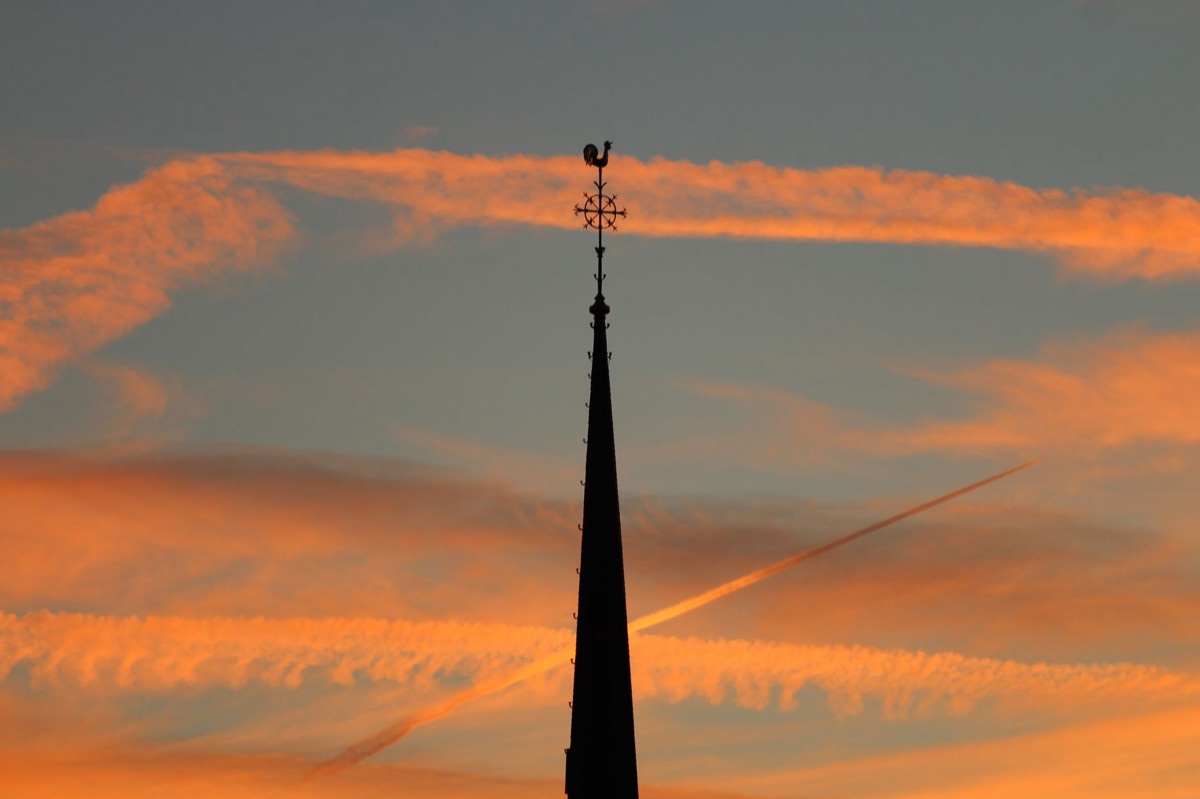 spanischer Kirchturm am Sonnenuntergang