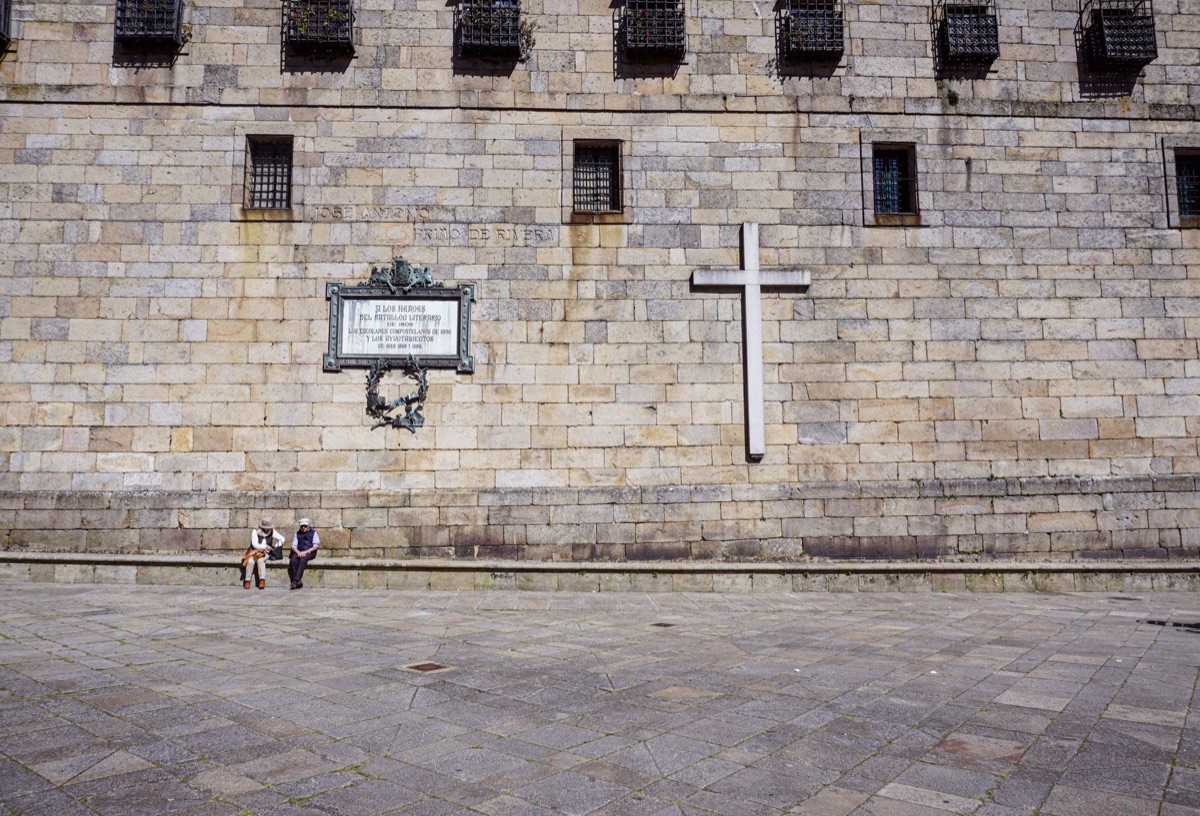 moderner spanischer Familie mit religiösen Gegenständen
