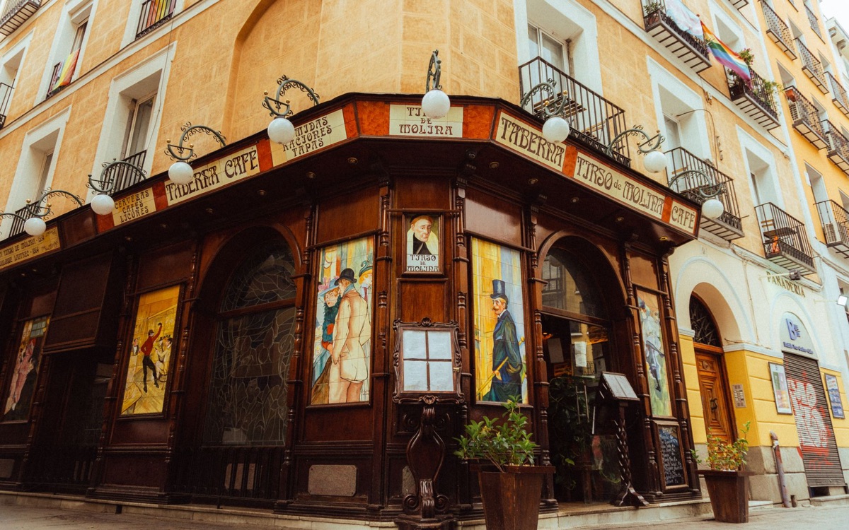 café moderno com símbolos religiosos em spain