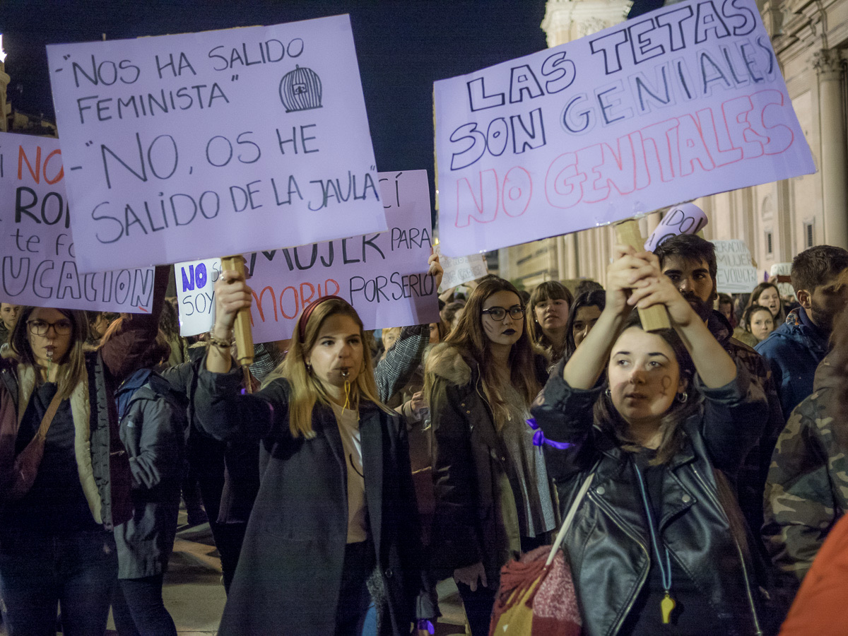 protesto em madrid com panfletos