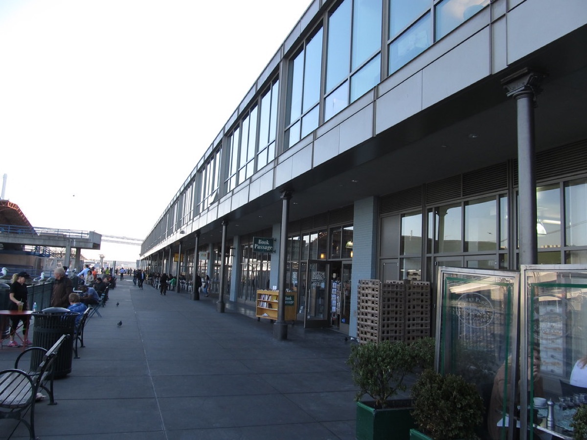 塞維爾街頭市場的繁華景象，展示多樣文化與社群互動