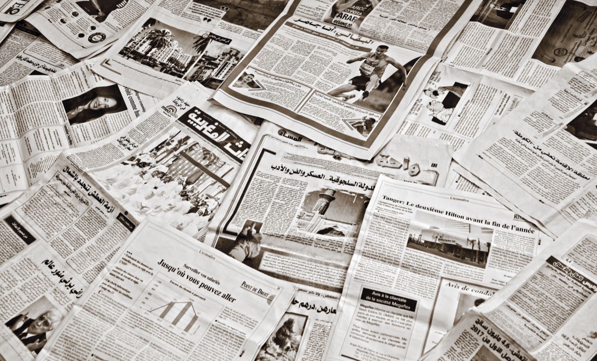 Spanischer Zeitungshauptteil mit 'Todes mit Würde'