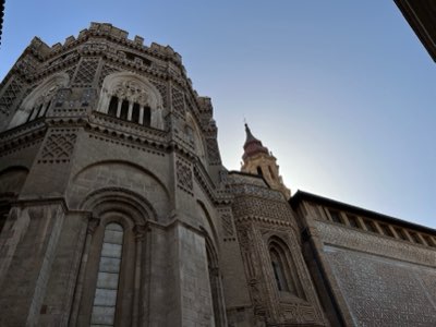 Le rôle de l'État séculier face à l'héritage catholique profond