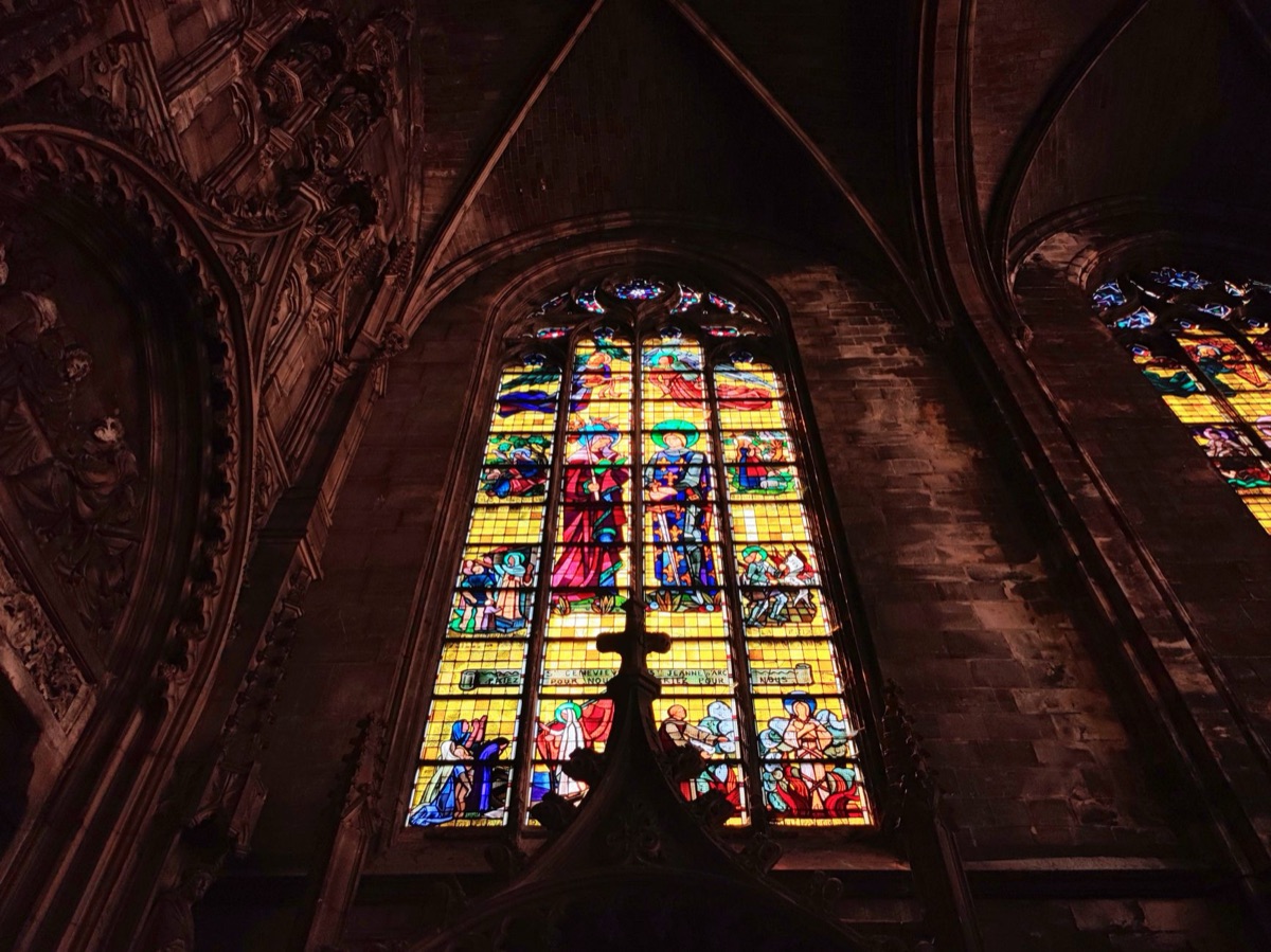 Catedral de Santiago de Compostela com janelas coloridas