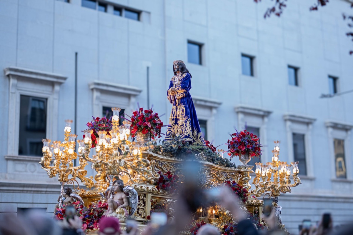 Pessoas de diferentes religiões em Espanha segurando objetos religiosos