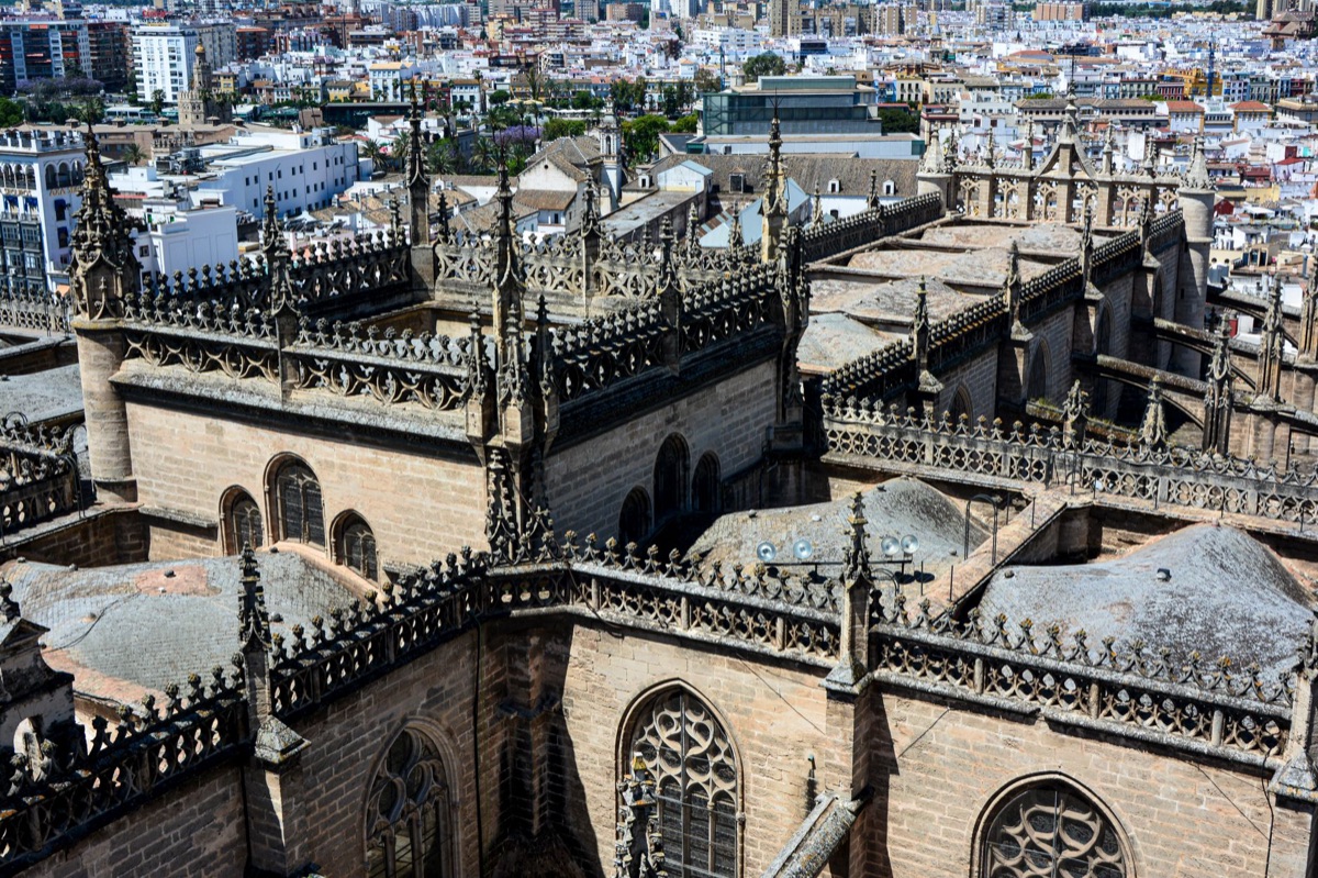 Catedral de Sevilha: uma igreja gótica com torres altas, simbolizando a influência católica na sociedade espanhola.
