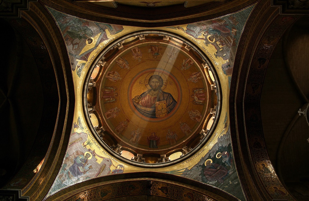 spanische kirche mit taufstein
