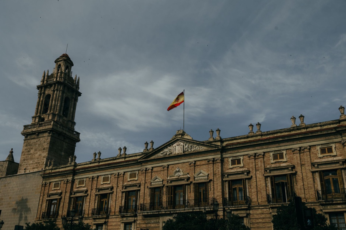 Sede del gobierno español y la bandera nacional.