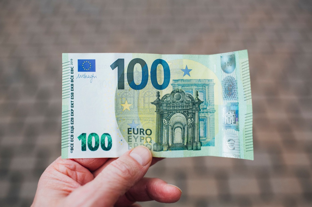 Indicadores económicos y billetes de euro para la economía española.