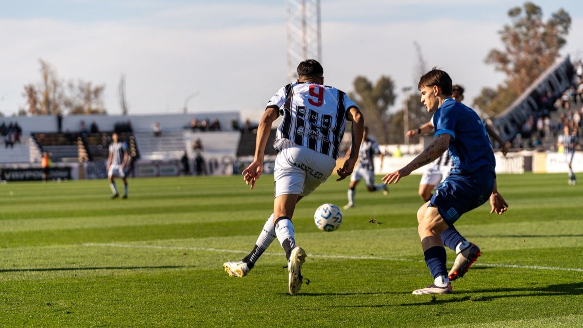 Un ballon de football sur la pelouse d'un stade