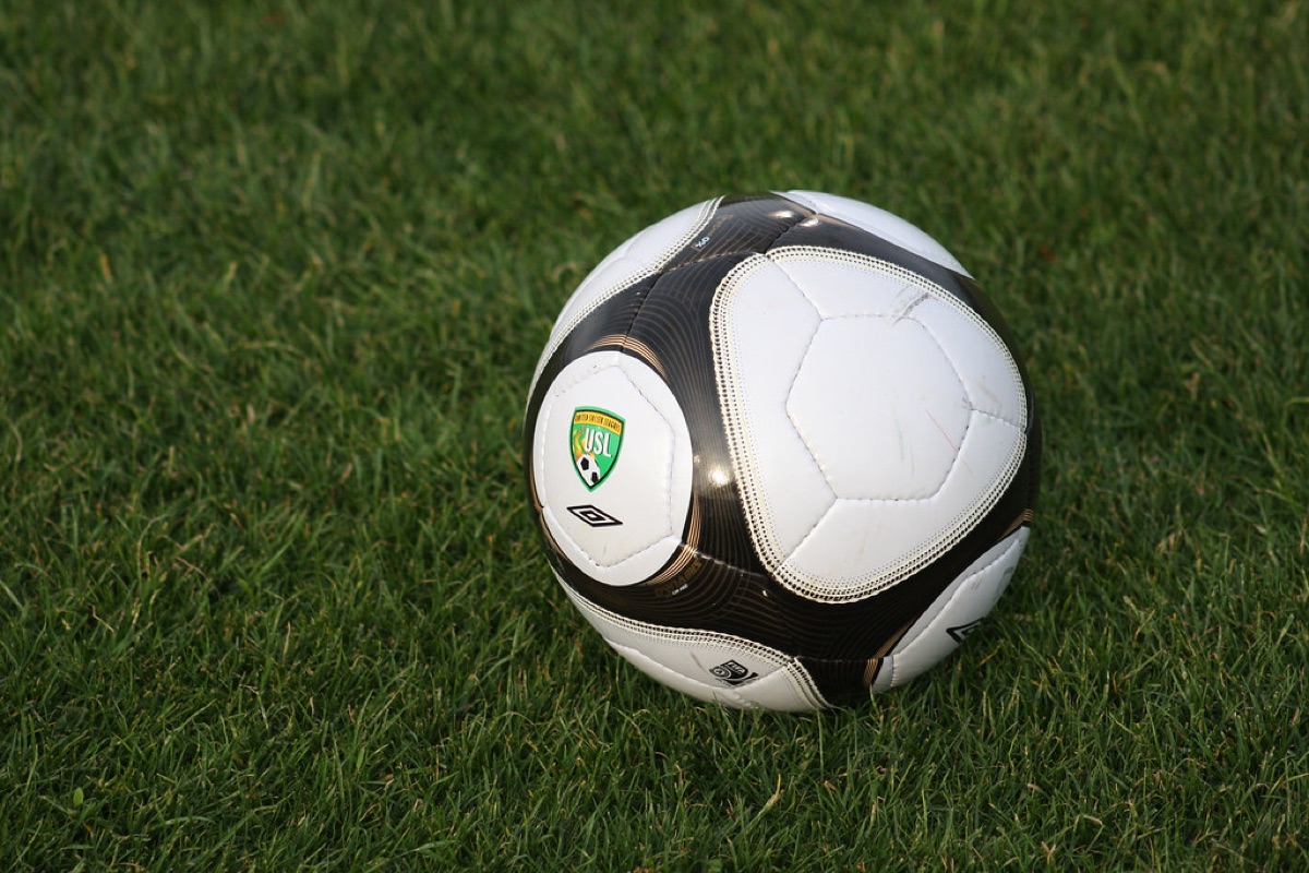 Een voetbal op een professioneel voetbalveld