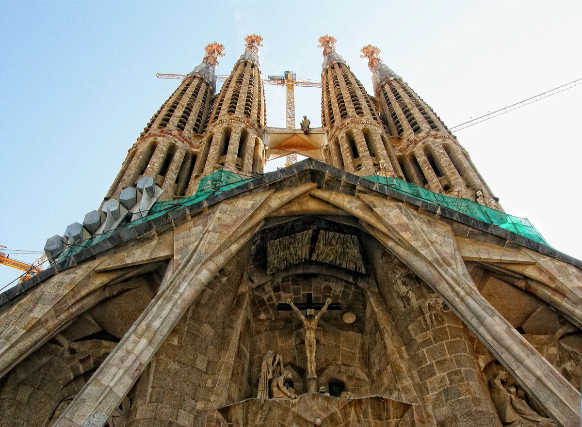 Arquitetura icônica da Sagrada Família em Barcelona, relacionada à Catalunha.