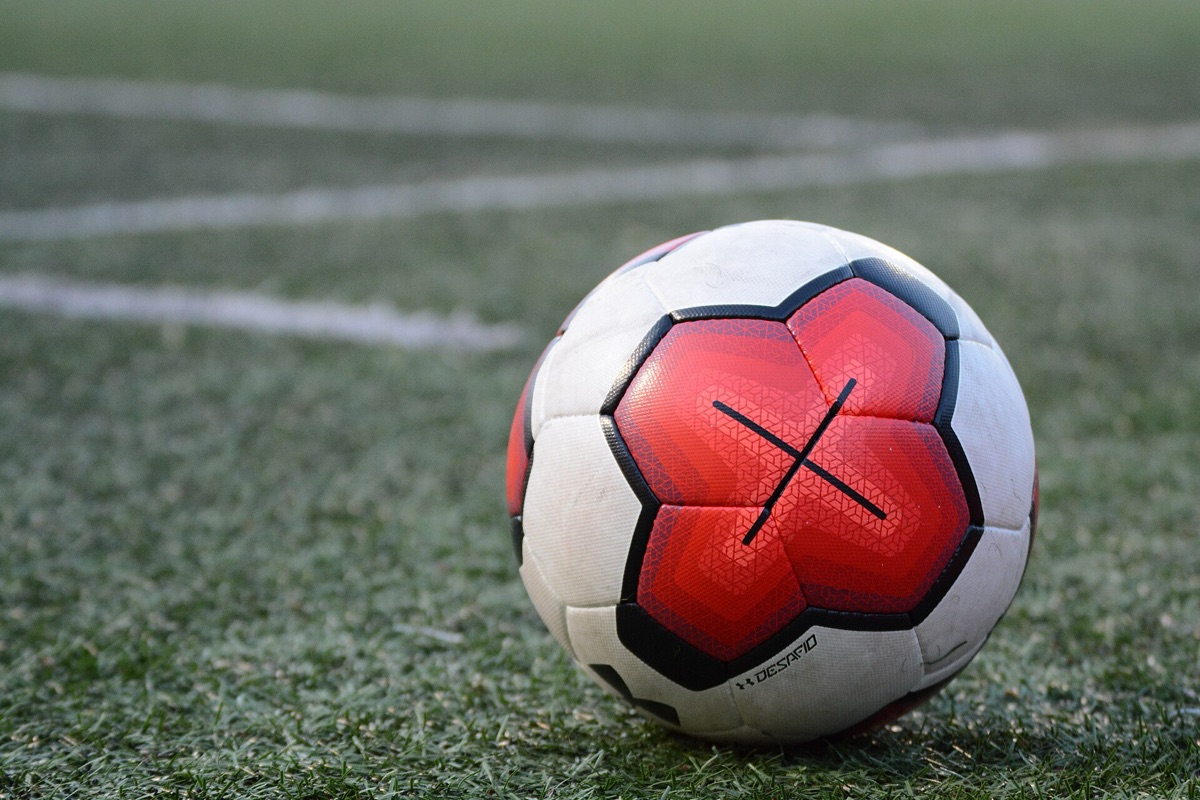 Bola de futebol em um gramado de estádio profissional da La Liga.