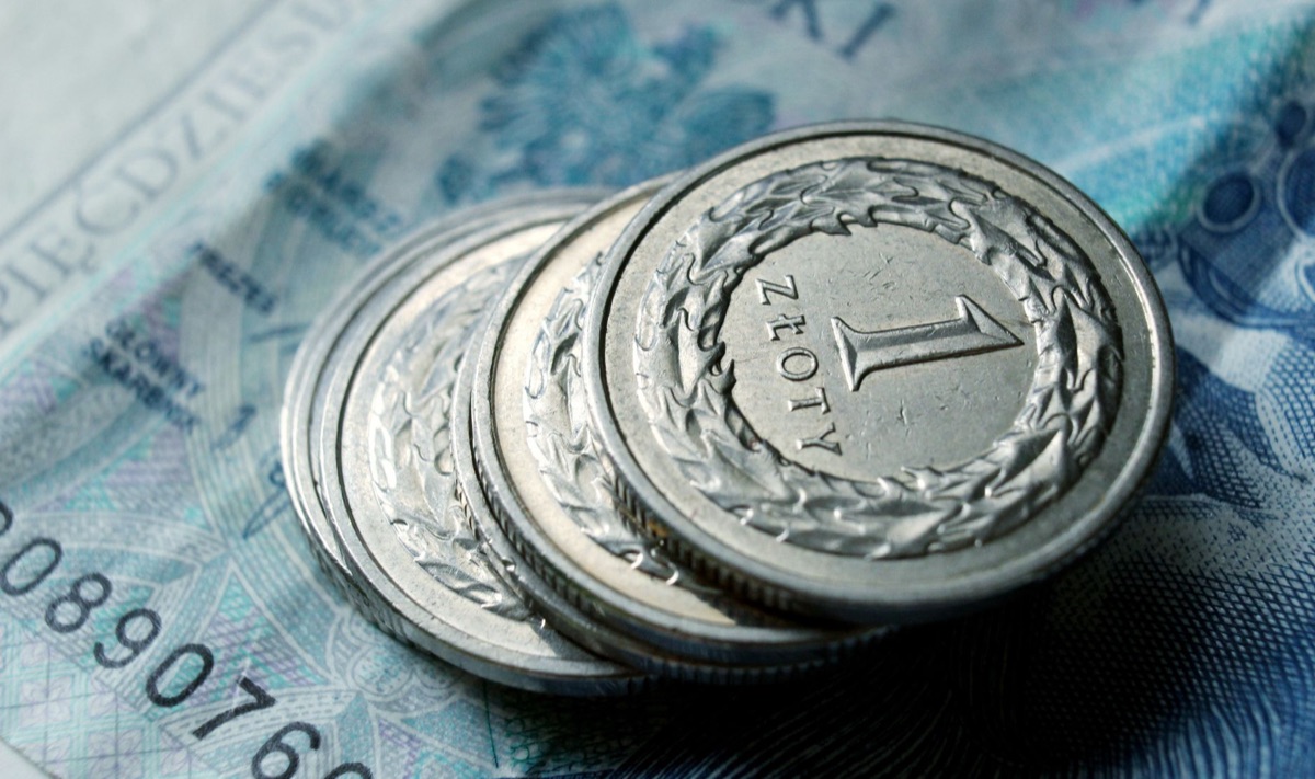 Moedas de Euro e gráficos financeiros representando a economia espanhola.